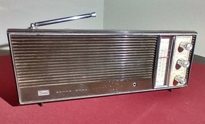 lot 46 image: Vintage Working Sears Radio