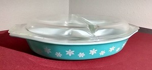 lot 50 image: Vintage Pyrex Divided Dish With Lid - Blue & White Snowflake