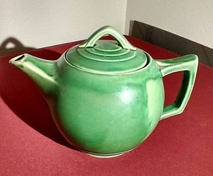 lot 74 image: Vintage McCoy Teapot & Lid