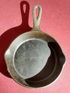 lot 76 image: Small Vintage Cast Iron Skillet