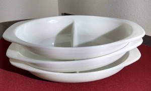 lot 86 image: (3) Pyrex 1.5 Quart Divided Servers