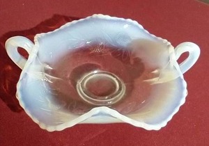 lot 101 image: Vintage Opalescent Strawberry Pattern Fenton Bowl