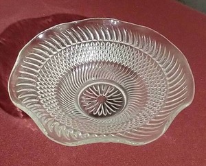 lot 102 image: Vintage 8 Anchor Hocking Dish