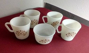 lot 104 image: (5) Vintage Pyrex Summer Impressions Dishes