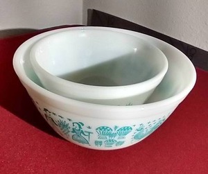 lot 107 image: (2) Vintage Pyrex Amish Butterprint Bowls