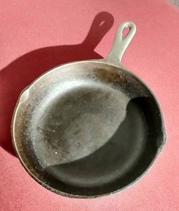 lot 108 image: Vintage BSR 5V 8 Cast Iron Skillet