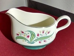 lot 111 image: Vintage Cavalier Eggshell China Gravy Bowl