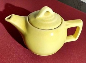 lot 117 image: Vintage McCoy Tiny Tea Pot