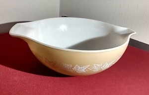 lot 120 image: Vintage 4 Quart Pyrex Mixing Bowl (444)