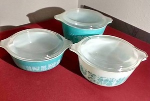 lot 123 image: (3) Vintage Pyrex Amish Butterprint Dishes With Lids