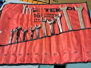 lot 467 image: MIT Tekton 13-piece Metric Combination Wrench Set with Carry Pouch