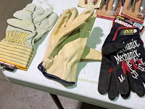 lot 575 image: Lot of (3 Pair) Work Gloves