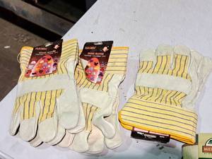 lot 577 image: Lot of (3 Pair) Work Gloves