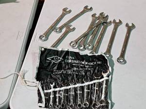lot 581 image: Lot of  SAE & Metric Wrenches