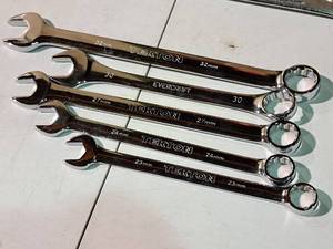 lot 583 image: Lot of (5) Metric Combination Wrenches