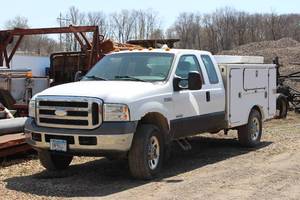 lot 4 image: Ford F 350 XLT Super Duty Service Truck