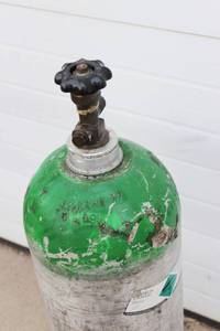 lot 33 image: Carbon Dioxide Tank Approx. 27 Inch Long