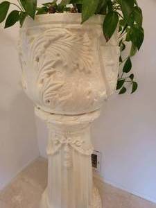 lot 3 image: Large Vanilla Jardeniere Planter