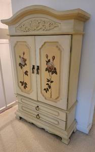 lot 8 image: Romantic Cabbage Rose Entry Chest