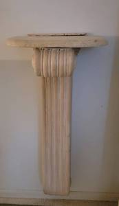 lot 9 image: Tall Scrolling Wall Mount Display Sconce