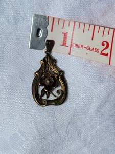 lot 18B image: Delicate Vintage Floral Necklace Pendant