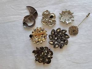 lot 103 image: Sparkling Collection of Vintage Pins