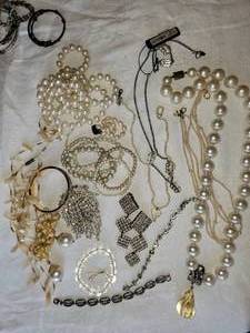 lot 104 image: Glamorous Assortment of Pearly Beads and Rhinestone Jewelry