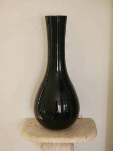 lot 86 image: Stunning Modern Fine Art Ceramic Vase - Jet Black