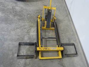 lot 4 image: MaxWorks Hydraulic Lawn Mower Lift  400lb. Capacity - 33116