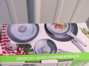 lot 45 image: Set Of 2 Non Stick Sauce Pans With Covers 1.5 qt and 3 qt