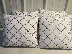 lot 50 image: Bella Russo 3 Piece Reversible Coverlet Set Queen With Pillows