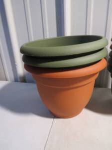 lot 77 image: 16 Piece lot of Assorted Bloem Plastic Planters