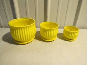 lot 79 image: New - 3 Piece Ceramic Flower Pots