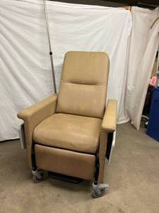 lot 63 image: MRSP $3500 MEDICHOICE RECLINING MOBILE GERI CHAIR WITH DUAL FLIP UP SIDE TRAYS - GREAT CONDITION