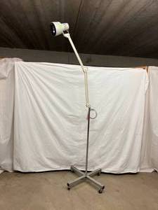 lot 47 image: MEDICAL GRADE ROLLING FLOOR EXAM LIGHT - GOOD WORKING CONDITION