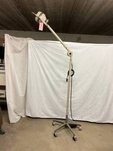 lot 44 image: Super Nice Stryker Adel Model #2112 Medical Industrial Surgical Hi Lo Plus Focus Multi Adjustable Rolling Mobile Examination Focus Light Lamp Medical Clinic Hospital - Great Working Condition