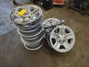 lot 609 image: (5) Jeep Wrangler Wheels, 16x7 with...