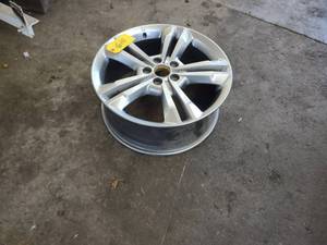 lot 610 image: Dodge Charger Wheel, 19x7.5...