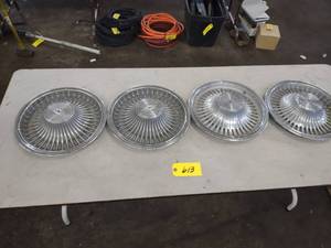 lot 613 image: (4) Oldsmobile Hub Caps, 14...