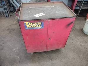 lot 625 image: Rolling Cabinet, 27x19x32...