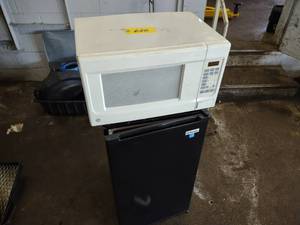 lot 636 image: Mini Fridge & Microwave...
