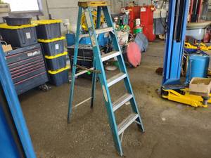 lot 647 image: Werner 6 Fiberglass Step Ladder...