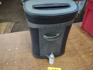 lot 652 image: Shredder...