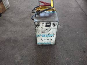lot 36 image: Solar 612 Volt, 480 Amp Battery Ch...