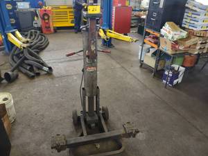 lot 22 image: Gray BF-100 4000 lb. Capacity Air J...