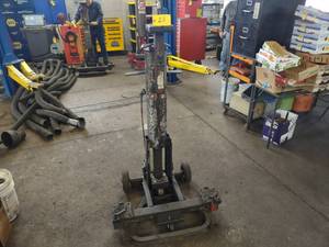 lot 23 image: Gray BF-100 4000 lb. Capacity Air J...
