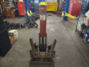 lot 24 image: Blackhawk 5000 lb. Capacity Air Jac...