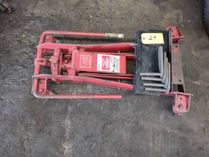 lot 29 image: Blackhawk 1000 lb. Transmission Jack