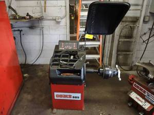 lot 13 image: Coats Model 885 Tire Balancer...