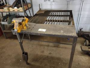 lot 82 image: Welding Table with 6 Swivel Vise, ...